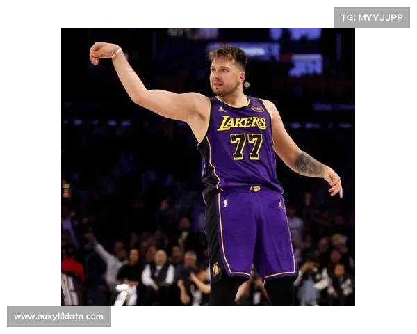 詹姆斯东契奇保龄球对决团队凝聚力，趣事增强